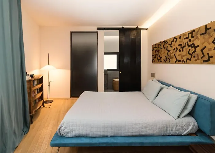 Design לינה וארוחת בוקר 4*